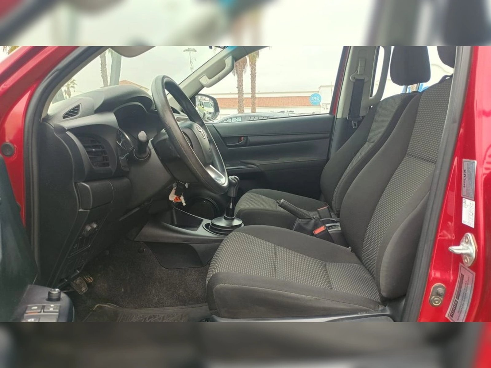 TOYOTA HILUX 2.4 TSS DIESEL 4X2 DOB. CAB. MT 4P 2024 - Imagen 12 de 13