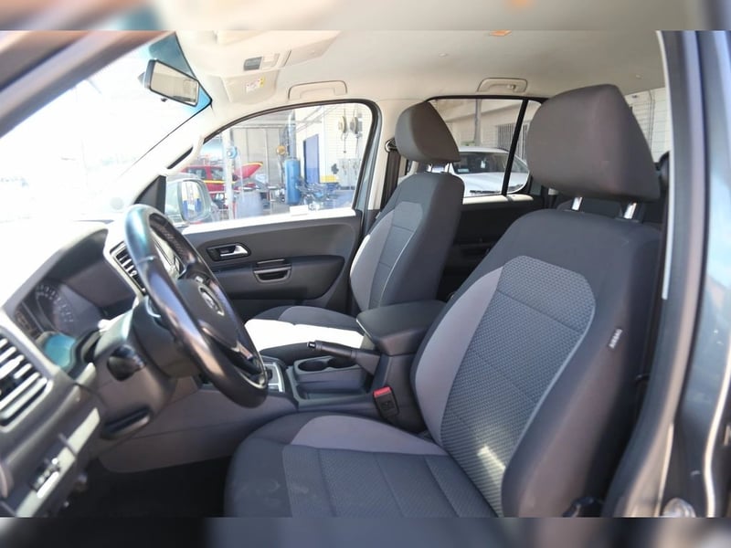 Volkswagen AMAROK 2.0 COMFORTLINE DIESEL 4MOTION 4X4 DOB. CAB. AT 4P 2023 - Imagen 12 de 20