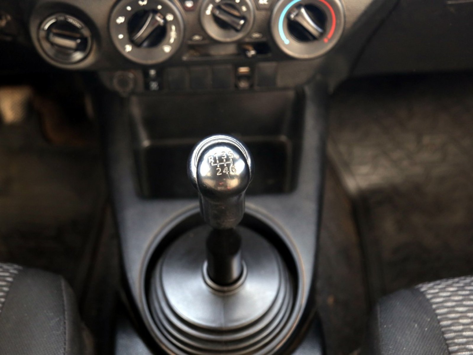 Toyota HILUX 2.4 DX 4x4 MT 2023 - Imagen 16 de 20