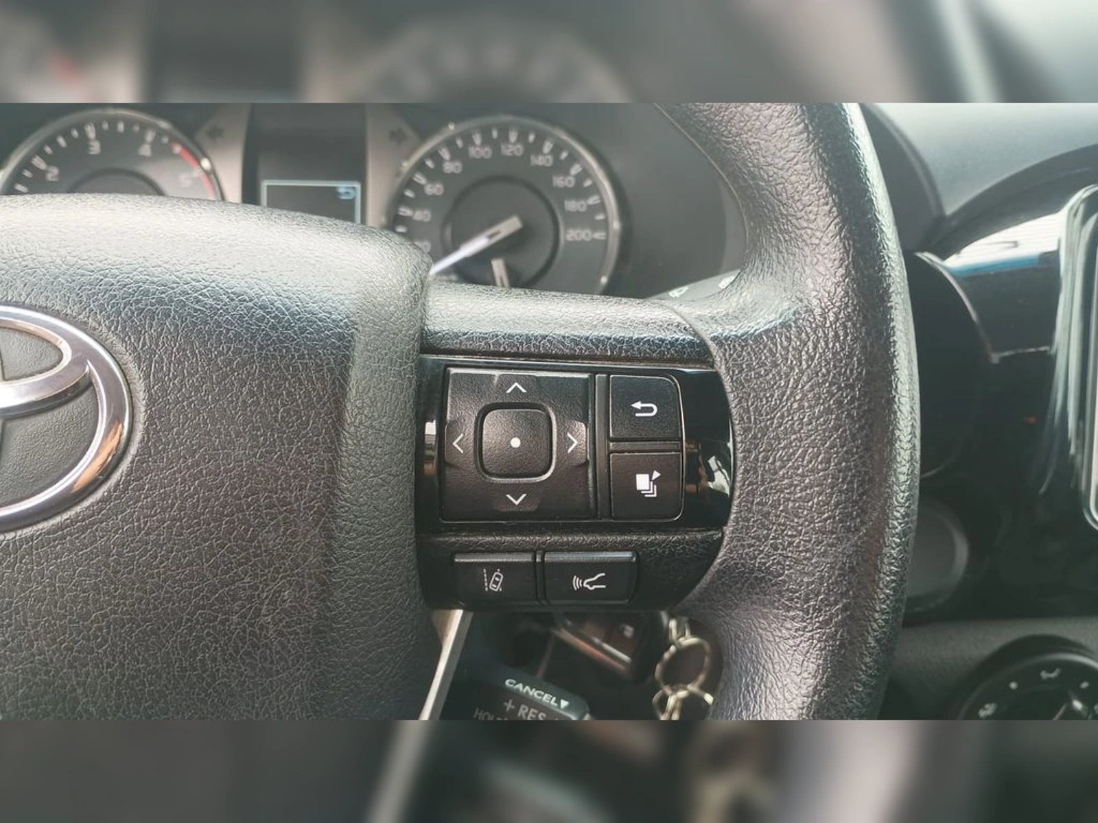 TOYOTA HILUX 2.4 TSS DIESEL 4X2 DOB. CAB. MT 4P 2024 - Imagen 9 de 13