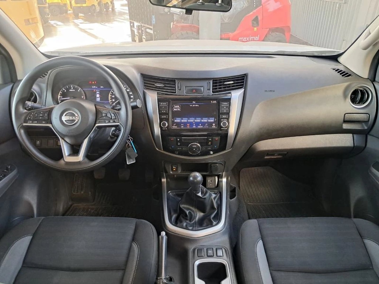 NISSAN NAVARA XE 2.3 4X2 MT DIESEL 2024 - Imagen 16 de 20
