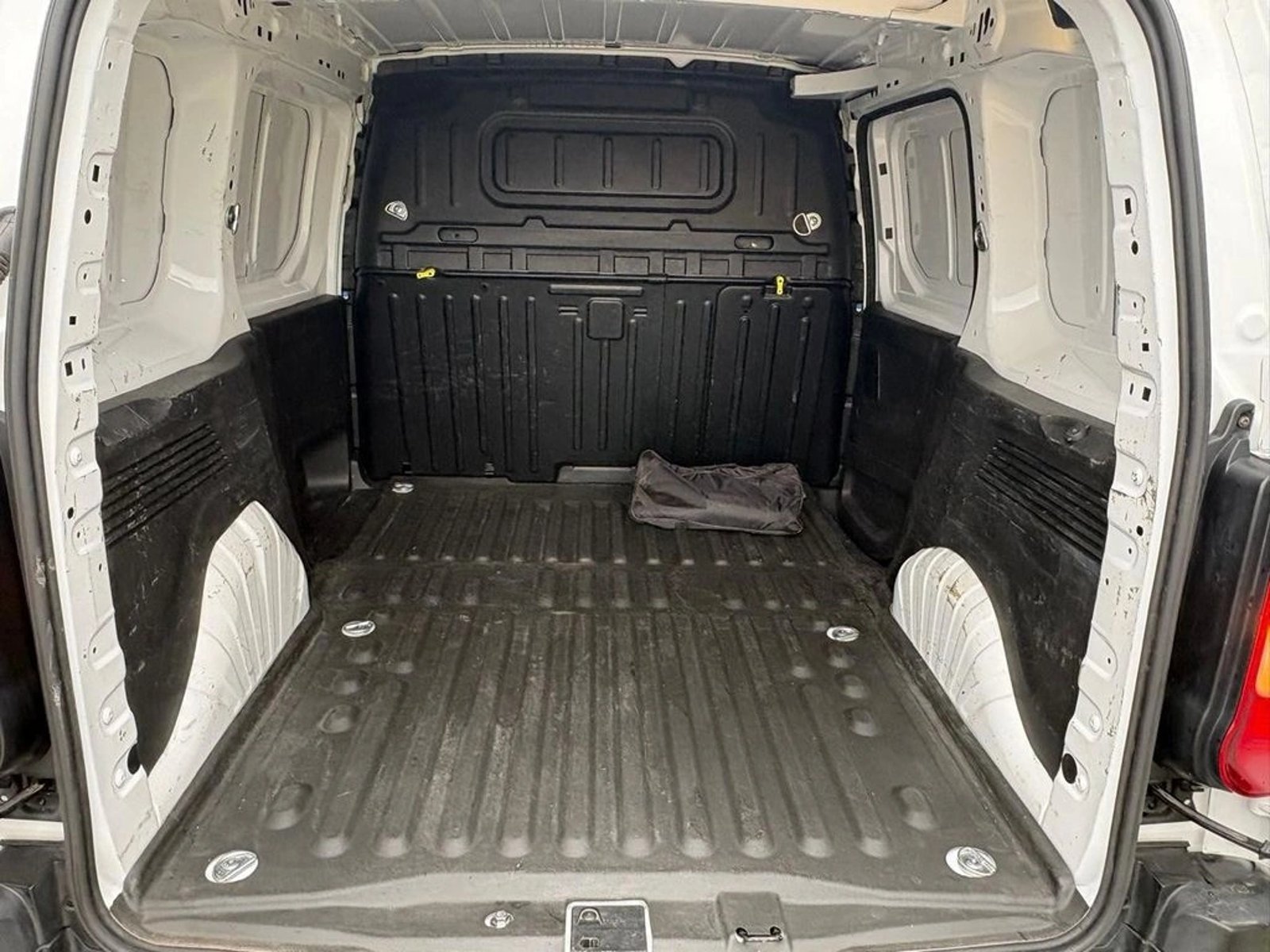 PEUGEOT PARTNER L1 HDI DIESEL 2024 - Imagen 11 de 12