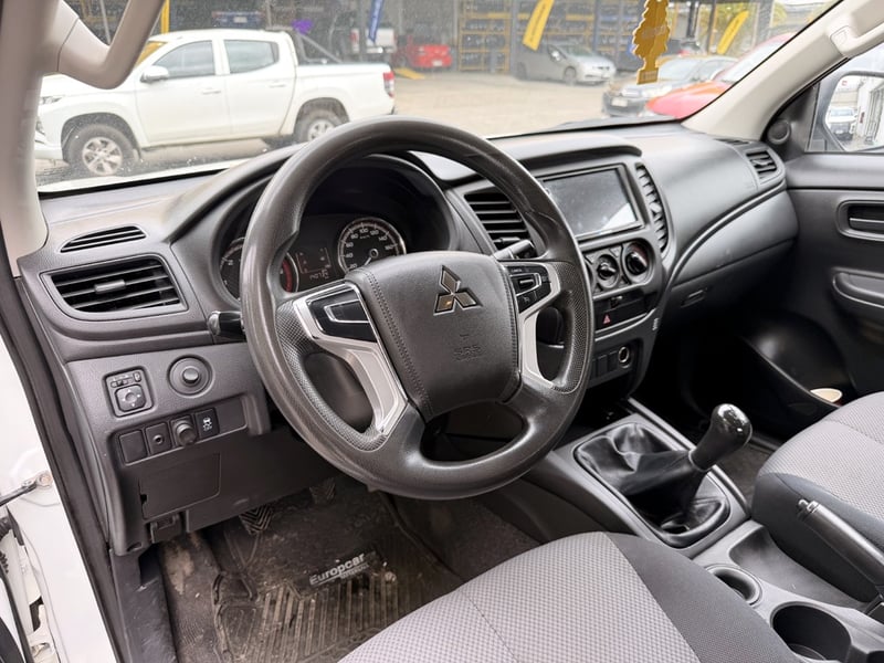 Mitsubishi L200 2.4 KATANA CR 2023 - Imagen 11 de 20