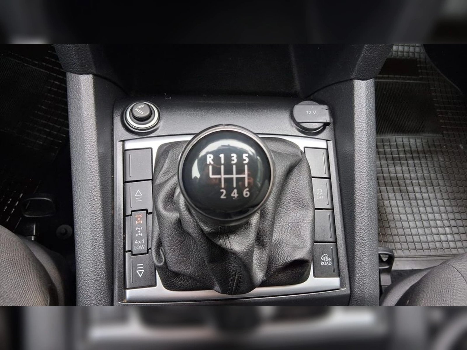VOLKSWAGEN AMAROK 2.0 TRENDLINE DIESEL 4MOTION 4X4 DOB. CAB. MT 4P 2022 - Imagen 16 de 19