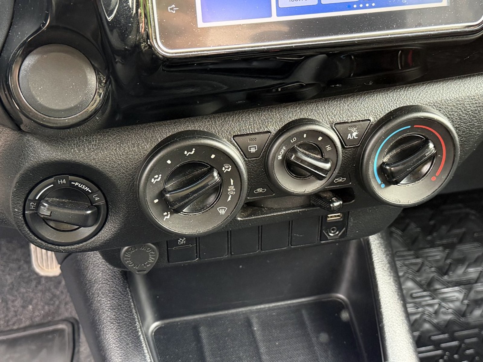 TOYOTA HILUX 2.4 DX 4X4 MT 2022 - Imagen 15 de 20