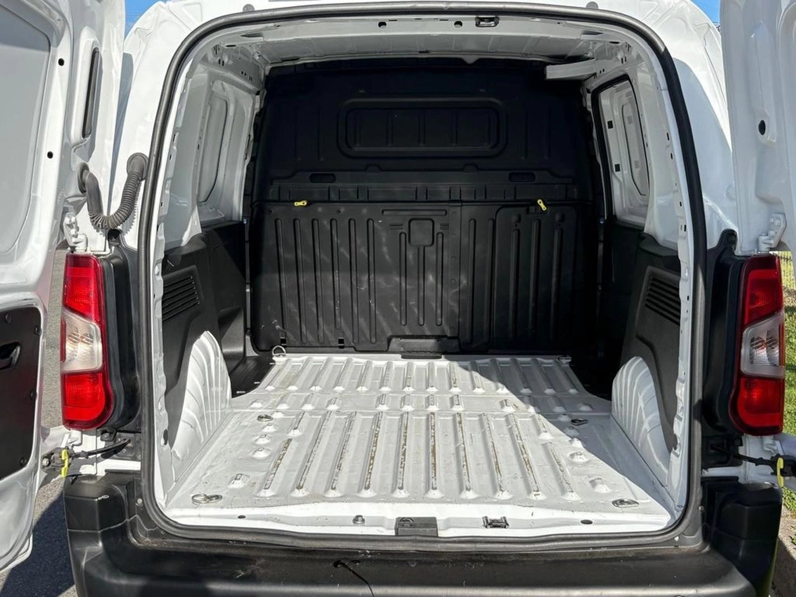 Opel COMBO 1.5 TD E6 2023 - Imagen 8 de 11