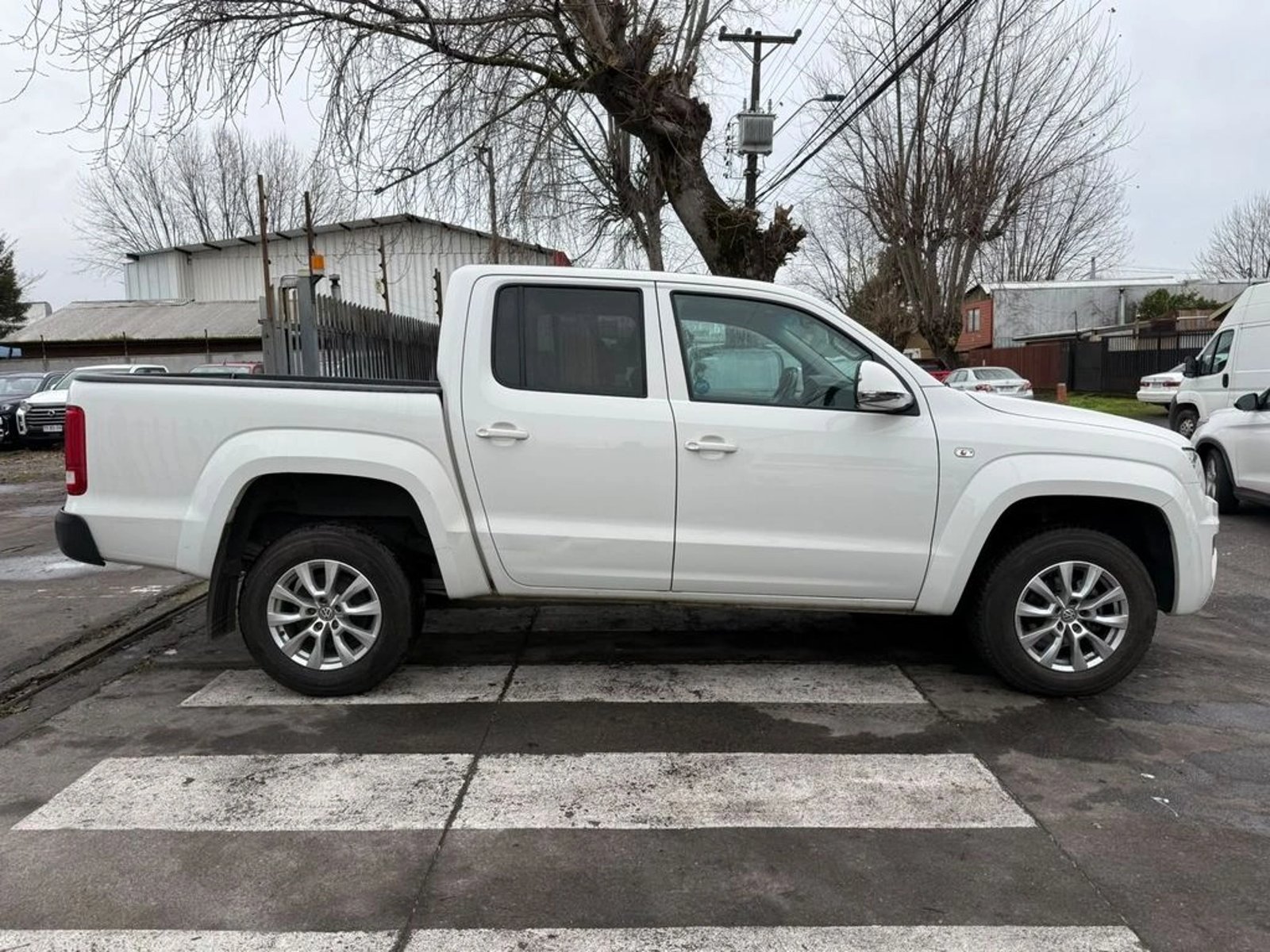 Volkswagen AMAROK 2.0 COMFORTLINE 4X4 AT 2023 - Foto 4 de 12
