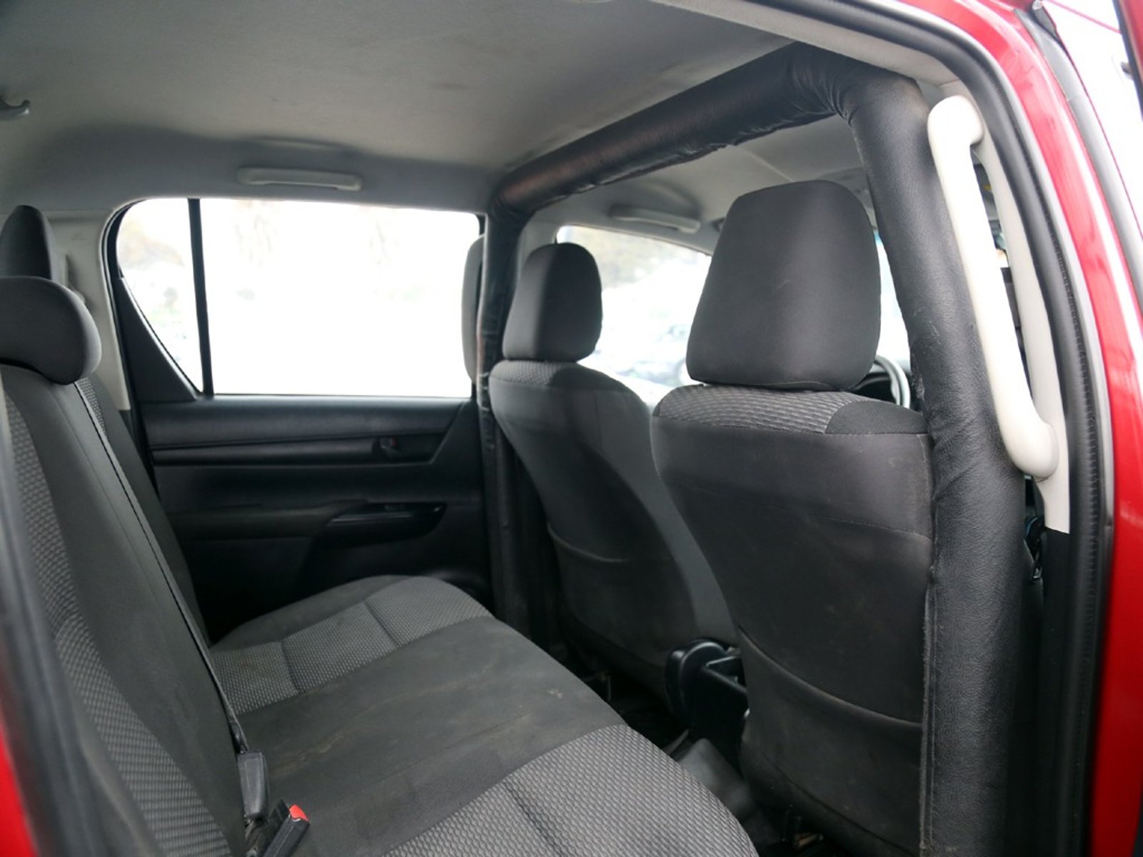TOYOTA HILUX 2.4 SR 4X2 MT 2023 - Imagen 16 de 20