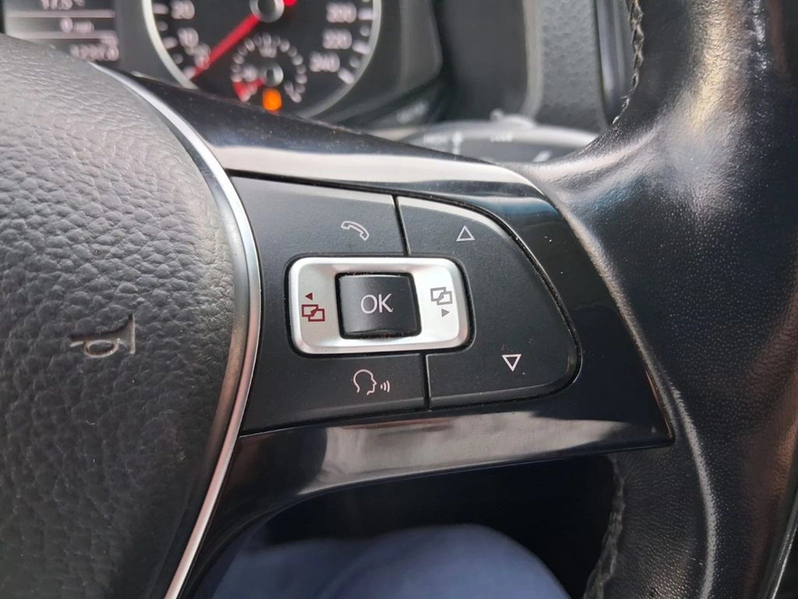 VOLKSWAGEN AMAROK 2.0 TRENDLINE MT 4X4 DIESEL 2022 - Imagen 12 de 20