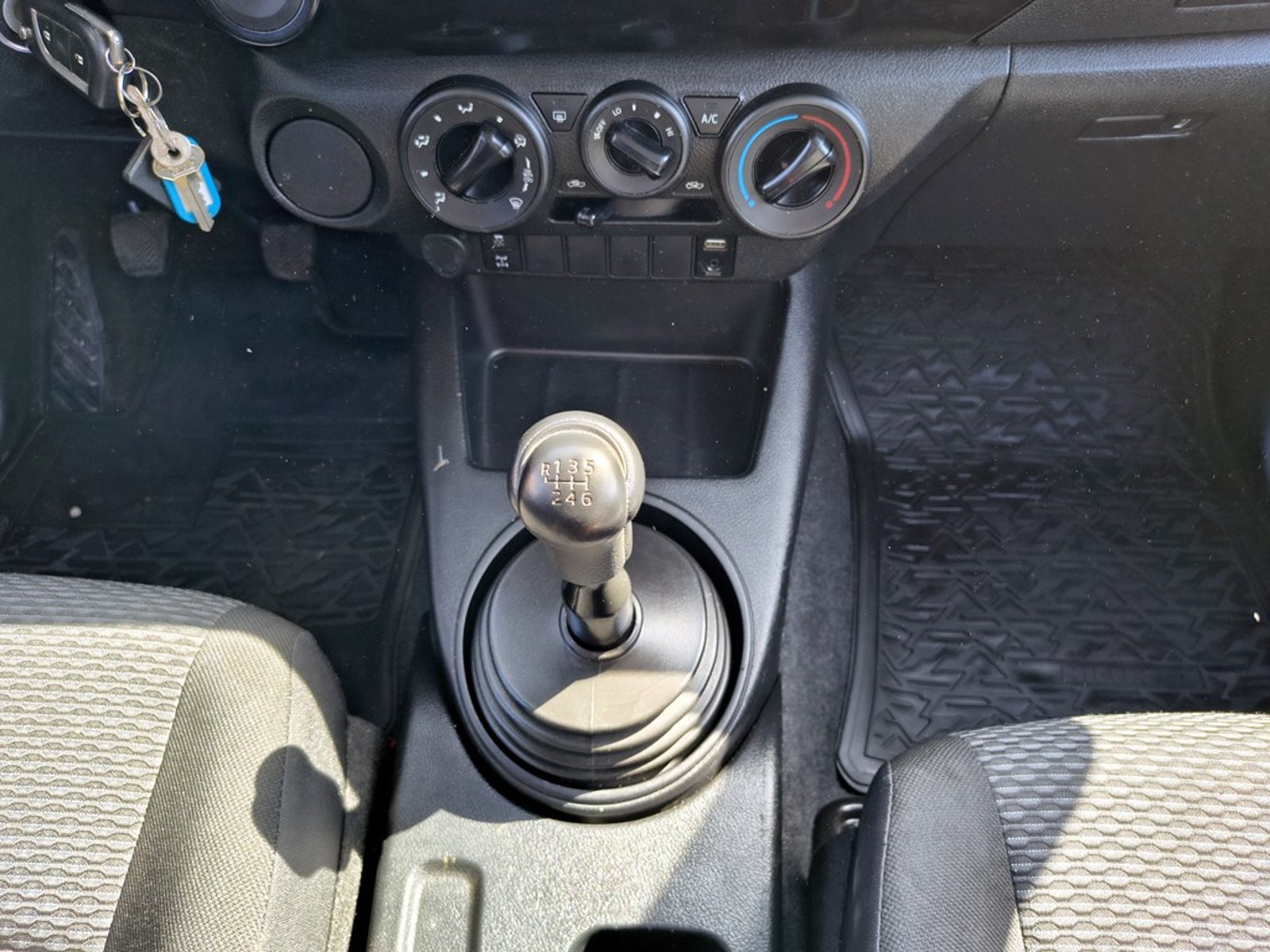 TOYOTA HILUX 2.4 DX 4X2 DIESEL MT 2023 - Imagen 16 de 18
