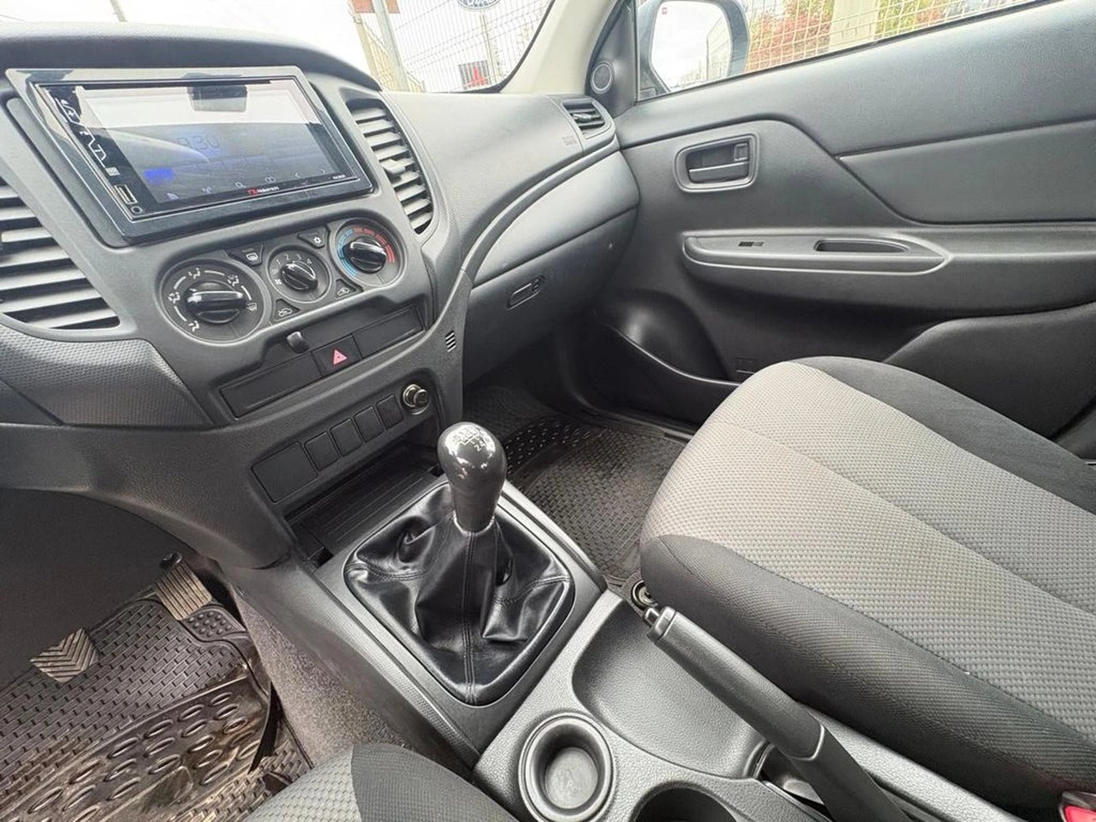 MITSUBISHI L200 KATANA CR 4X2 2022 - Imagen 9 de 11