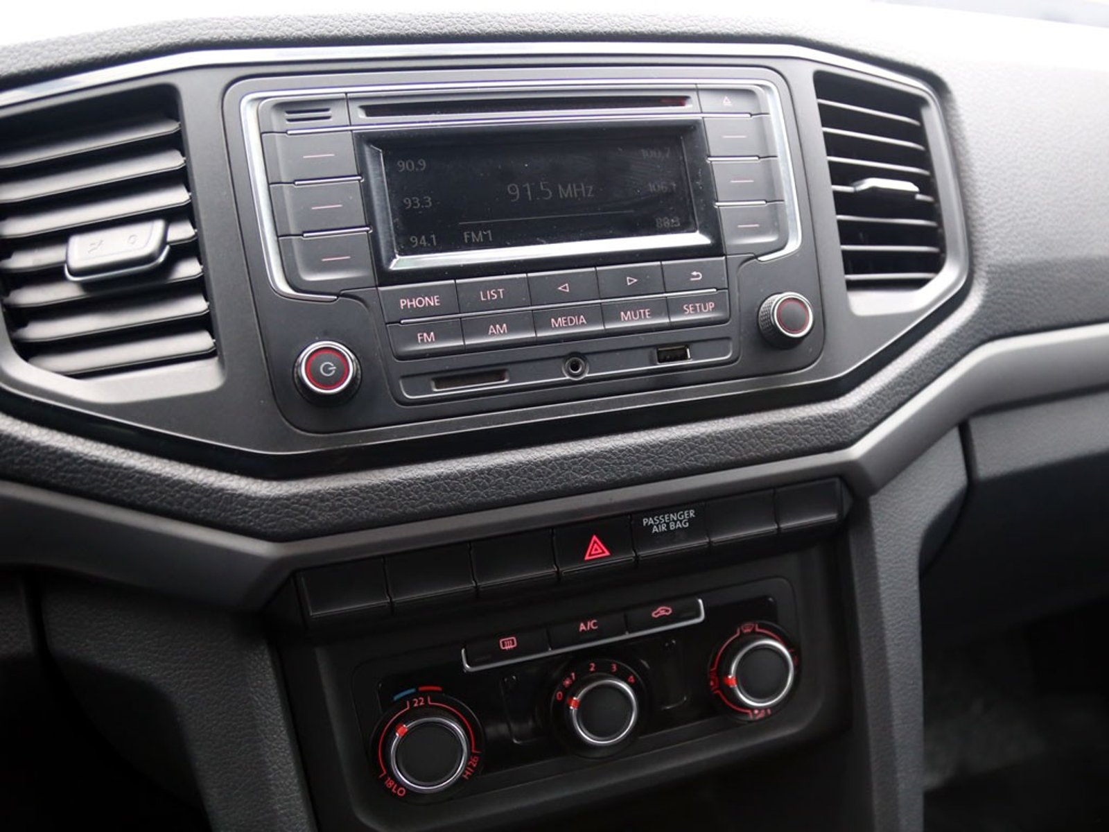 Volkswagen AMAROK TRENDLINE 2.0 DIESEL 4X2 T/M 2023 - Imagen 18 de 20