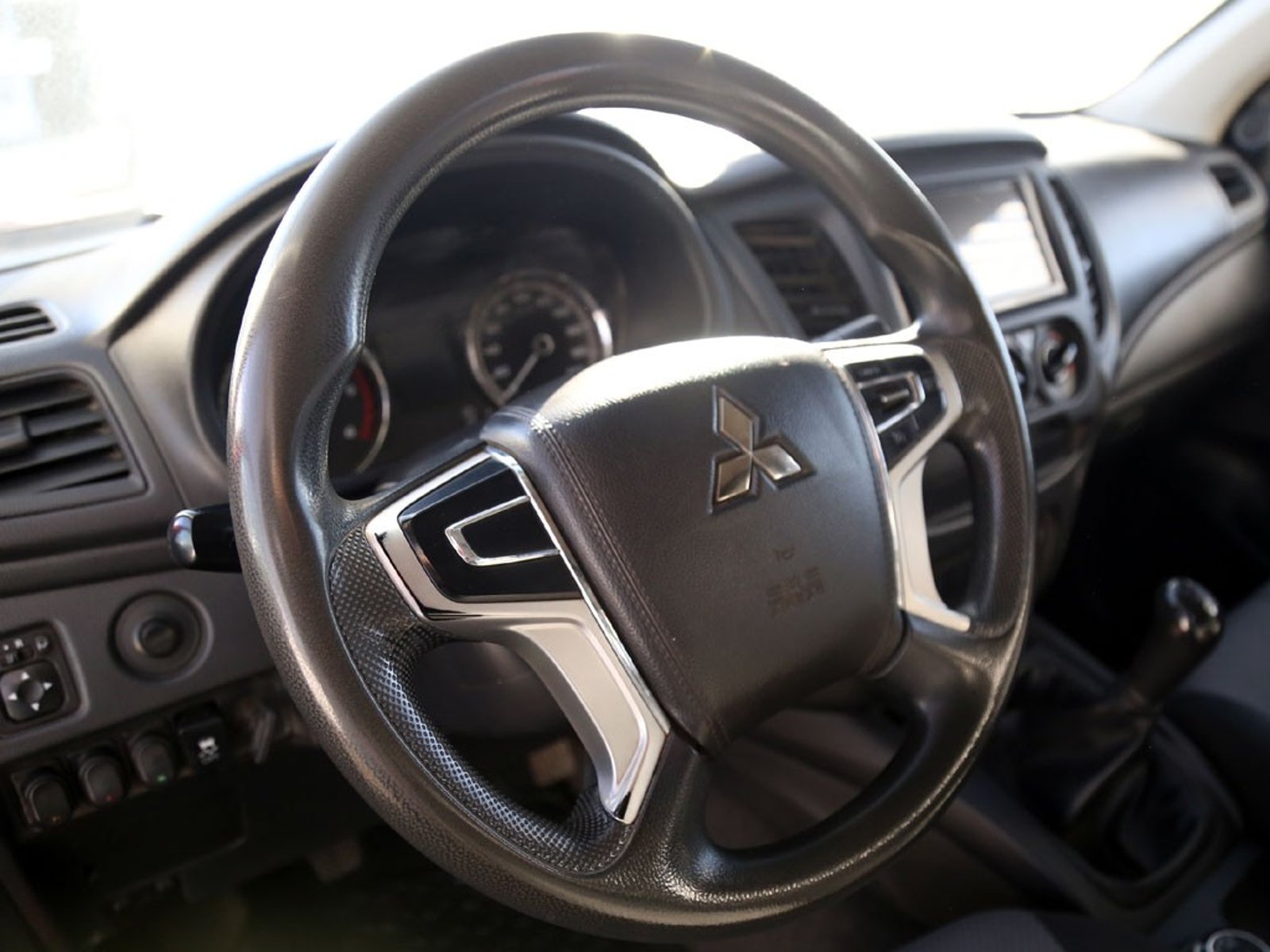 Mitsubishi L200 KATANA 2.4 4x4 MT 2023 - Imagen 13 de 20