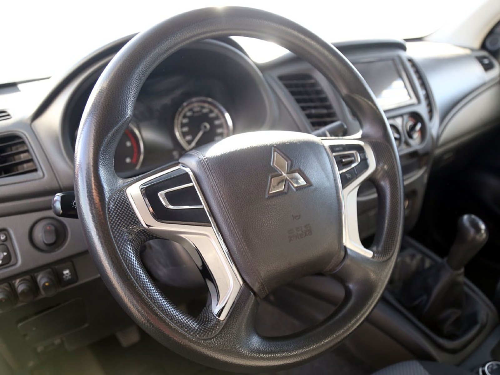 Mitsubishi L200 L200 KATANA 4X4 DIESEL 2023 - Imagen 12 de 20