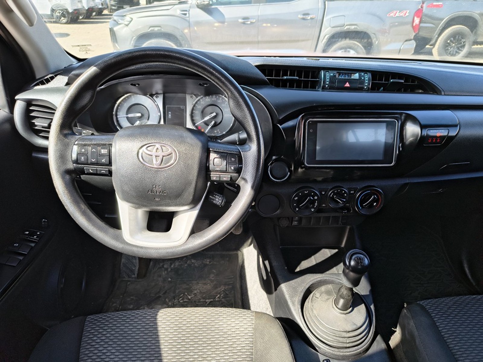 TOYOTA HILUX 2.4 DX 4X2 DIESEL MT 2023 - Imagen 17 de 18