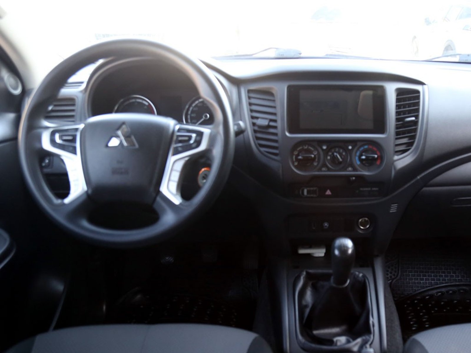 Mitsubishi L200 2.2 KATANA CRT MT 4X4 DIESEL 2024 - Imagen 11 de 20