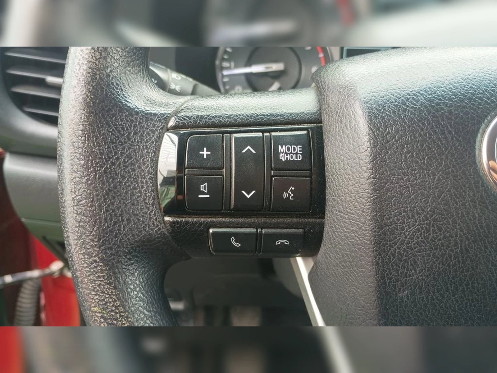 TOYOTA HILUX 2.4 TSS DIESEL 4X2 DOB. CAB. MT 4P 2024 - Imagen 8 de 13
