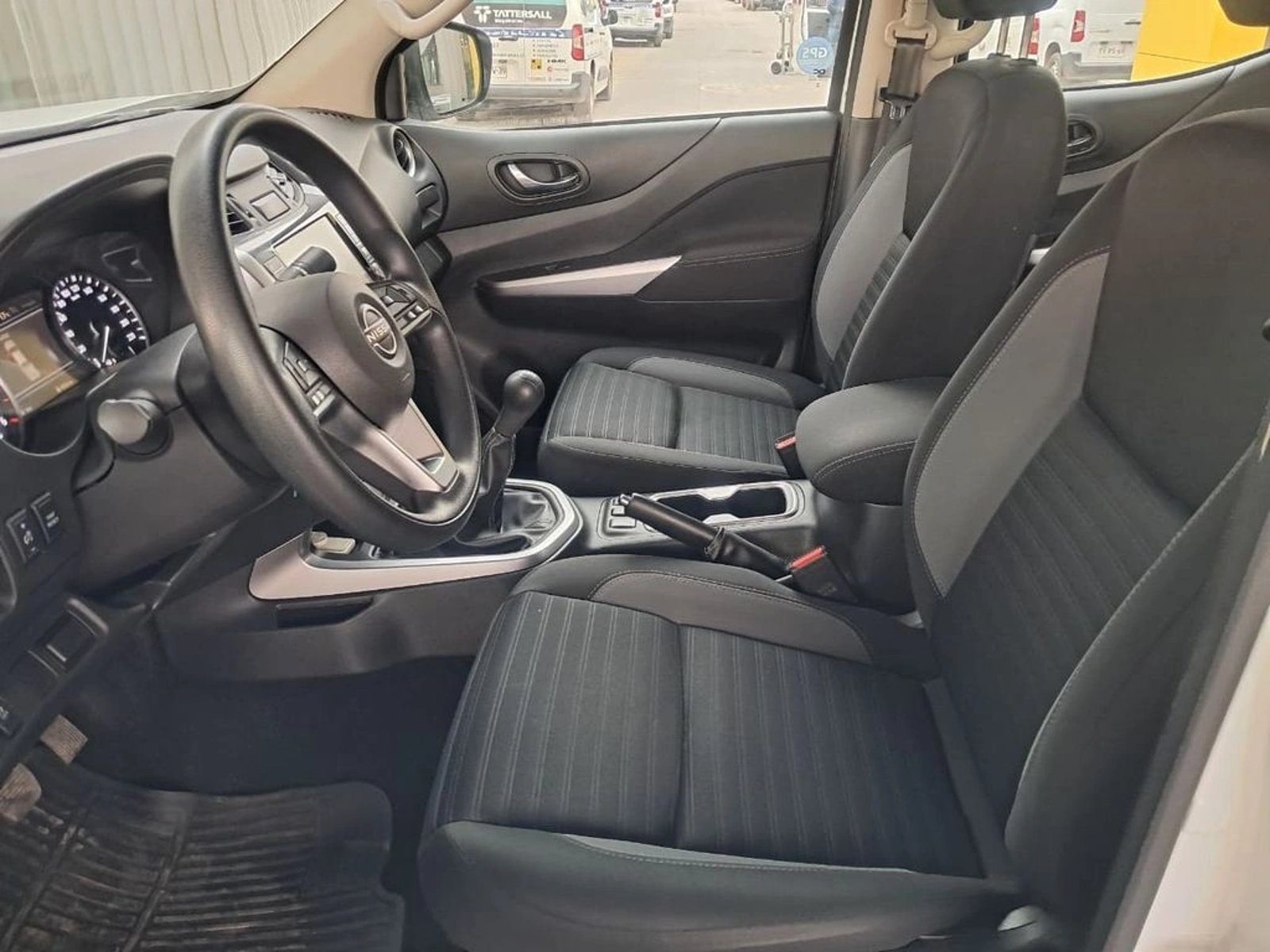Nissan NAVARA 2.3 XE DC 4X2 MT 2024 - Imagen 12 de 20