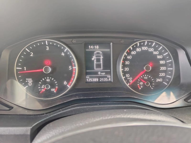 Volkswagen AMAROK 2.0 TRENDLINE DIESEL DOB. CAB. 4X2 MT 4P 2023 - Imagen 13 de 16