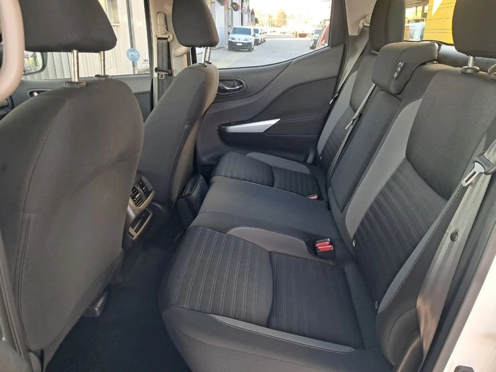 NISSAN NAVARA XE 2.3 4X2 MT DIESEL 2024 - Imagen 13 de 20