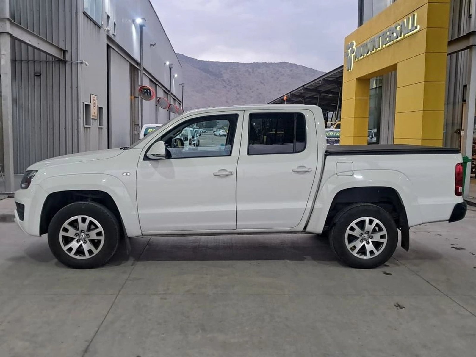 Volkswagen AMAROK 2.0 COMFORTLINE 4X4 AT 2022 - Imagen 8 de 20