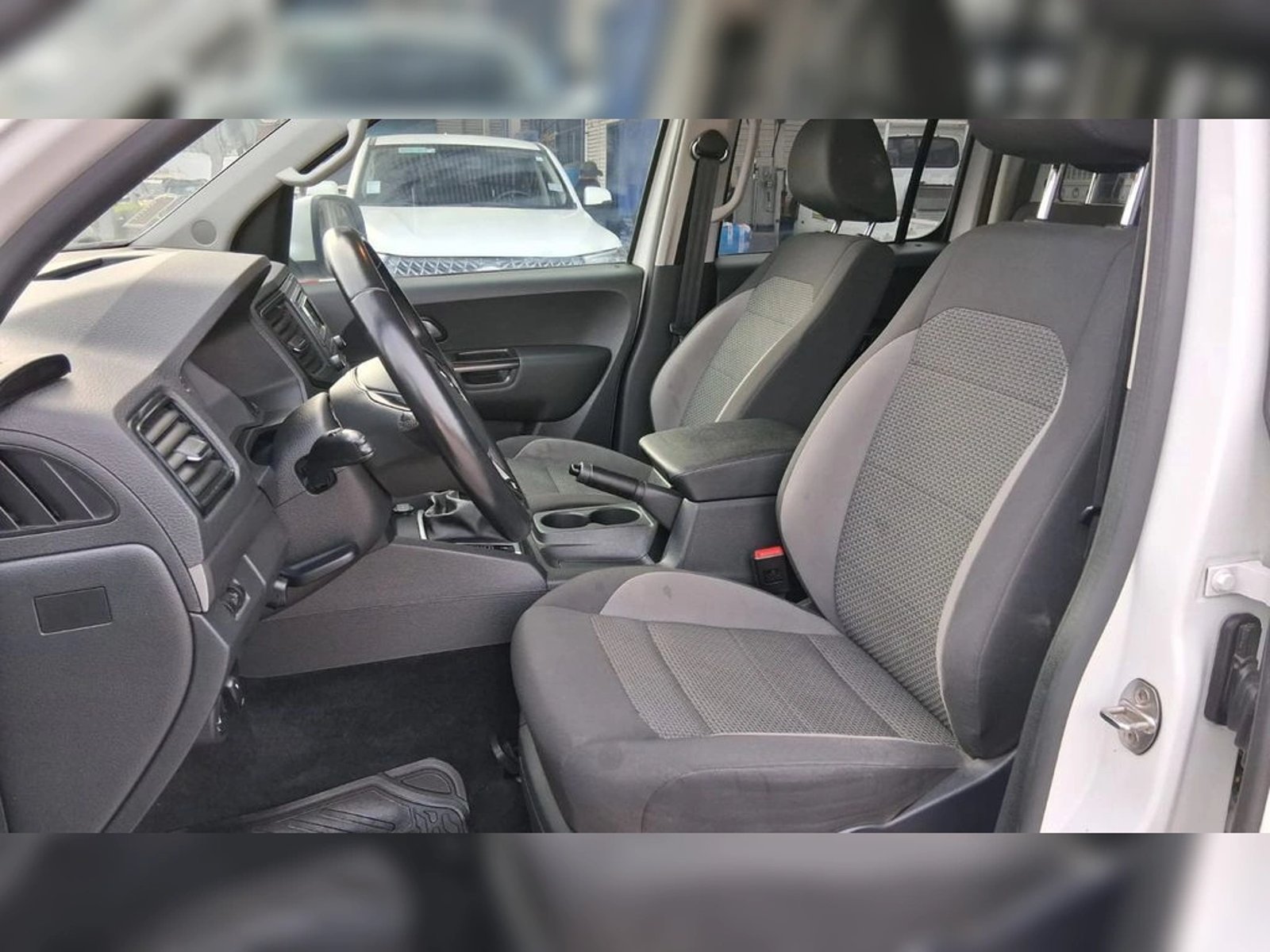VOLKSWAGEN AMAROK 2.0 TRENDLINE  MT 4X4 DIESEL 2023 - Imagen 17 de 19