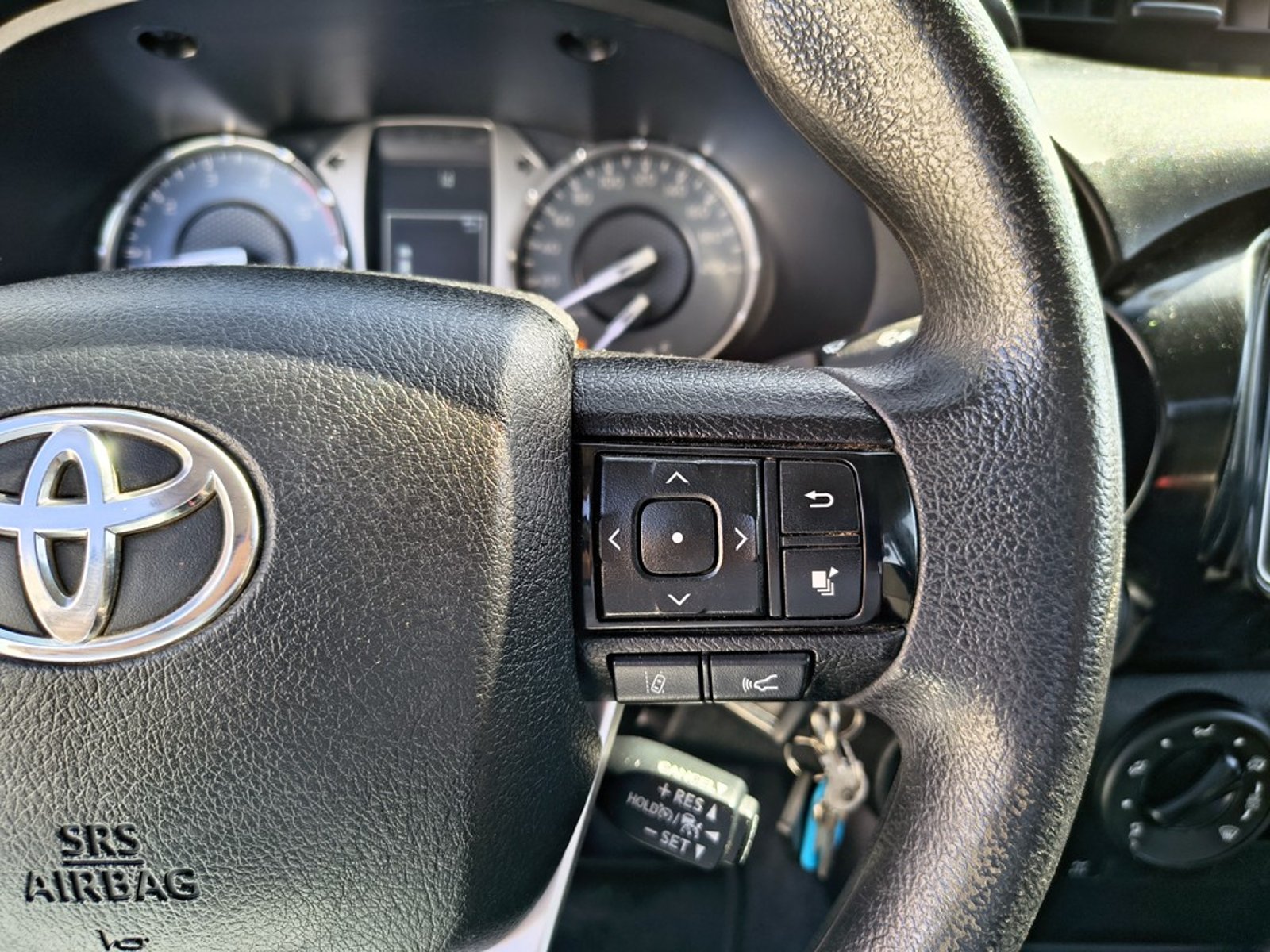 TOYOTA HILUX 2.4 DX 4X2 DIESEL MT 2023 - Imagen 12 de 18