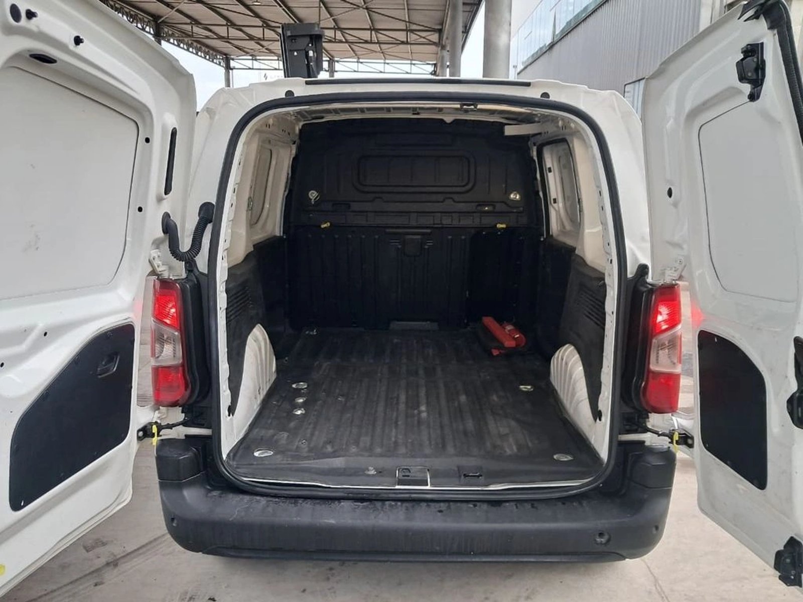Peugeot PARTNER L1 1.6 HDI 4X2 MT 2021 - Imagen 8 de 18