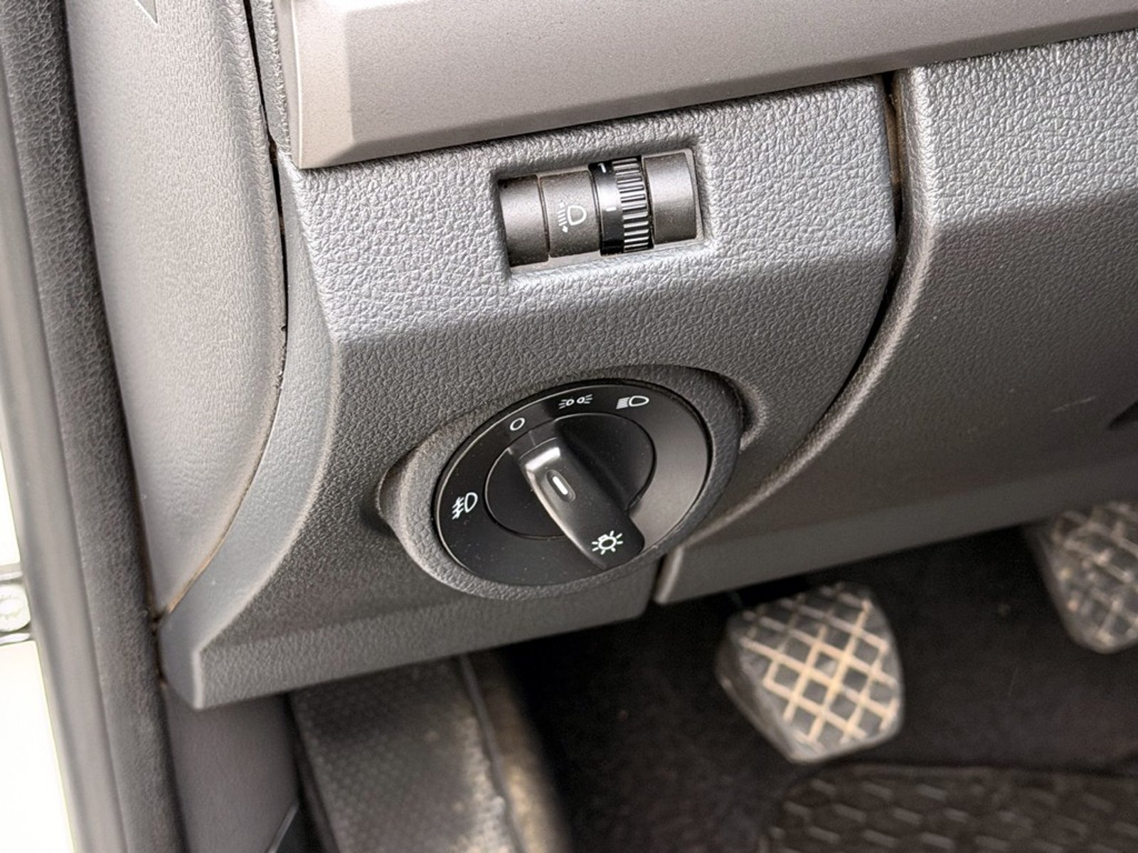 Volkswagen AMAROK 2.0 TRENDLINE 4X4 MT 2023 - Imagen 12 de 20