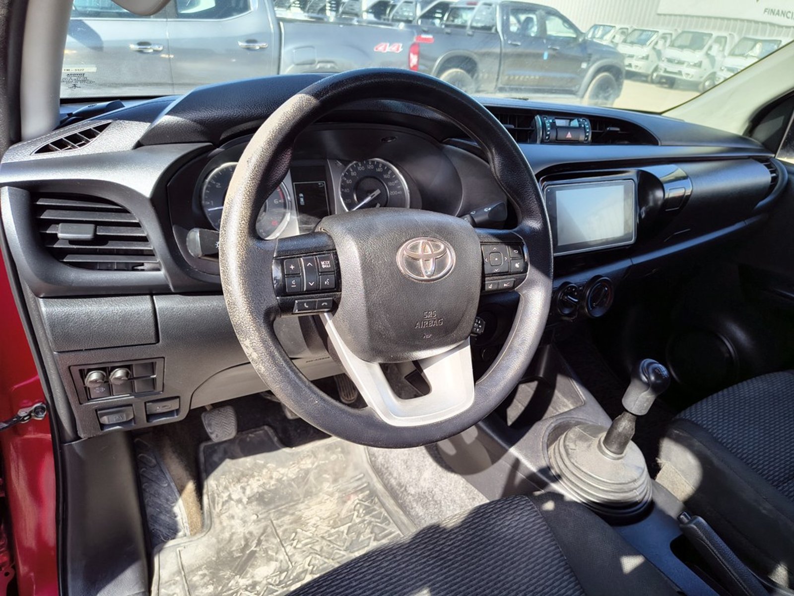 TOYOTA HILUX 2.4 DX 4X2 DIESEL MT 2023 - Imagen 10 de 18