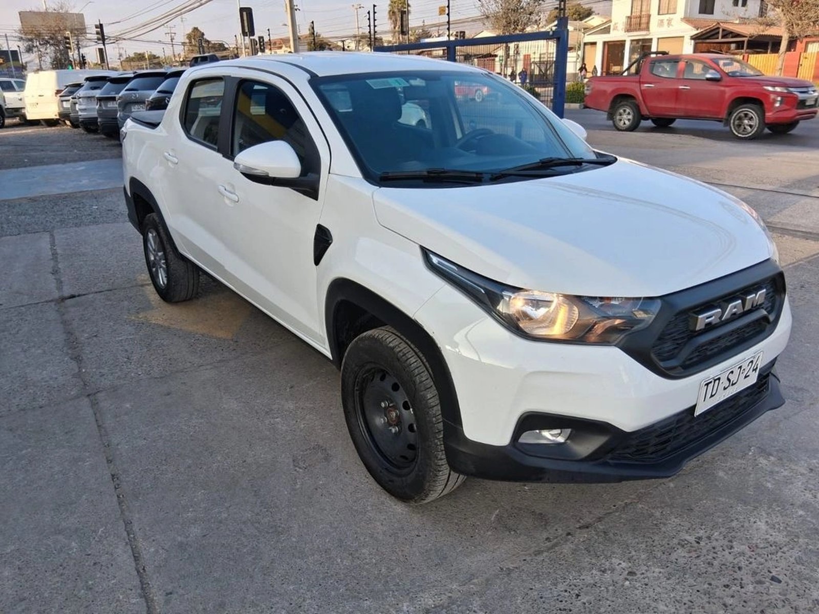 RAM 700 700 BIGHORN DCAB 1.3 2024 - Imagen 3 de 20