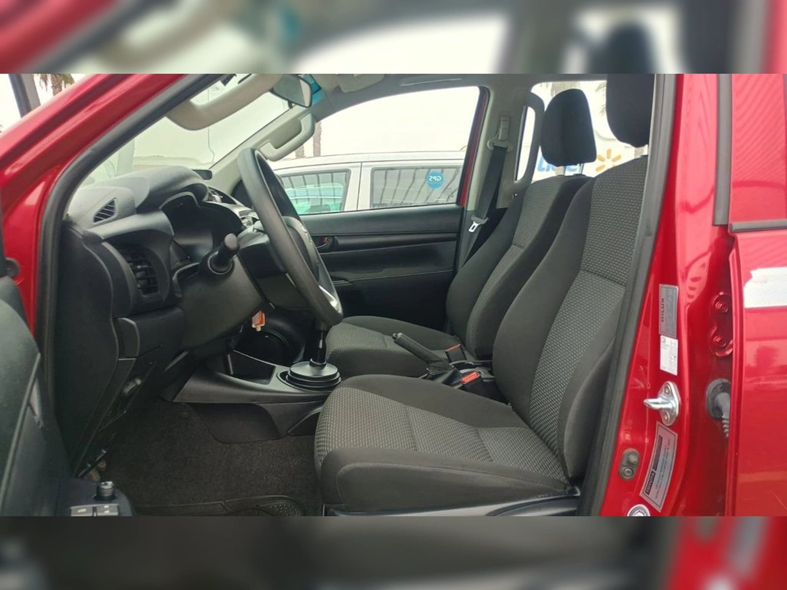 TOYOTA HILUX 2.4 DX DIESEL 4X2 DOB. CAB. MT 4P 2024 - Imagen 9 de 13