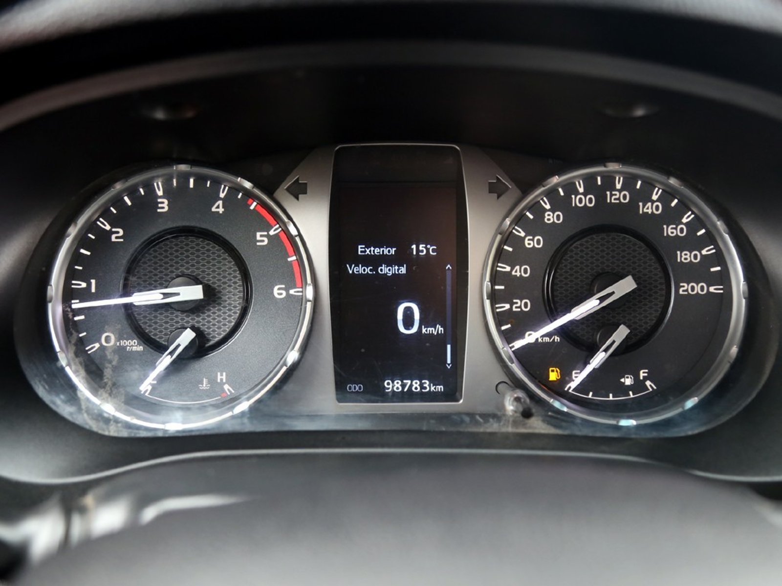 TOYOTA HILUX 2.4 SR 4X2 MT 2023 - Imagen 20 de 20