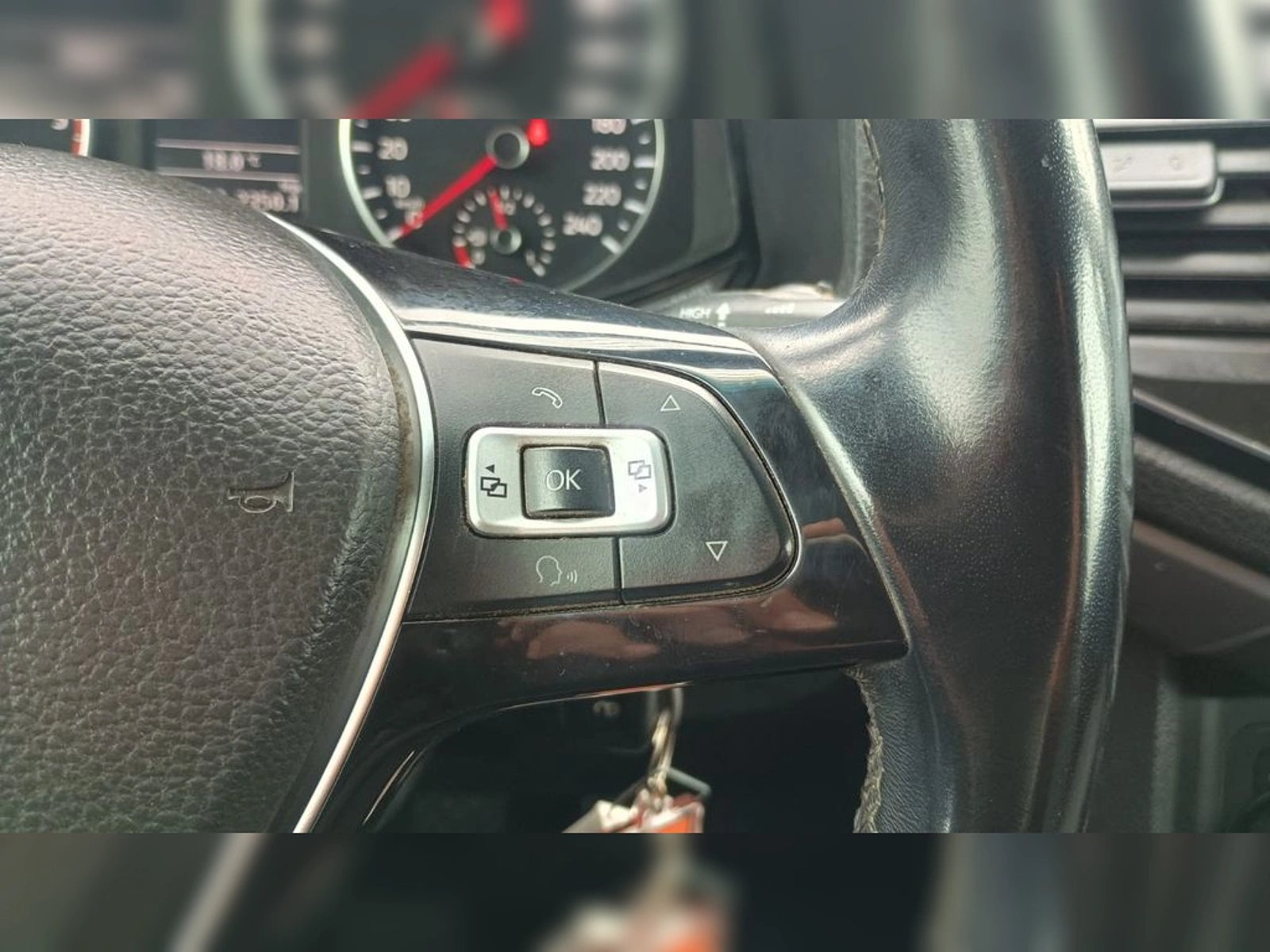 VOLKSWAGEN AMAROK 2.0 TRENDLINE DIESEL 4MOTION 4X4 DOB. CAB. MT 4P 2023 - Imagen 10 de 12