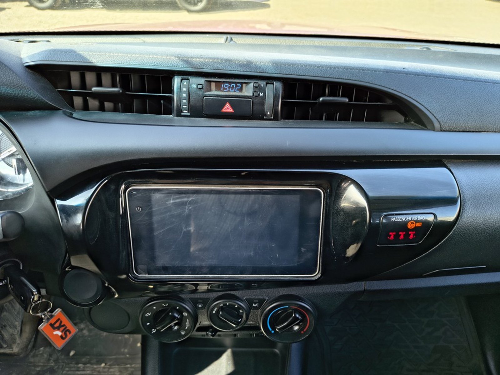 TOYOTA HILUX 2.4 DX 4X2 DIESEL MT 2023 - Imagen 16 de 19