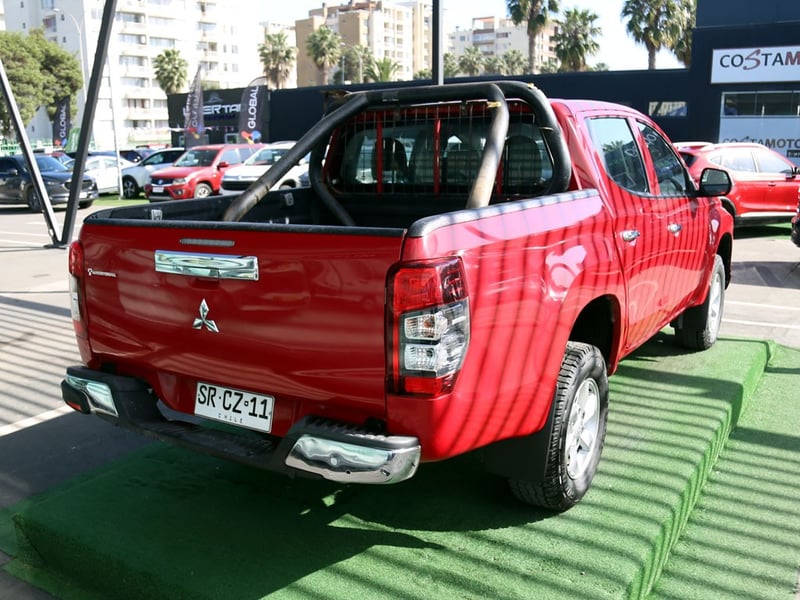 Mitsubishi L200 2.4 KATANA CRT DIESEL DOB. CAB. 4X4 MT 4P 2023 - Imagen 8 de 20