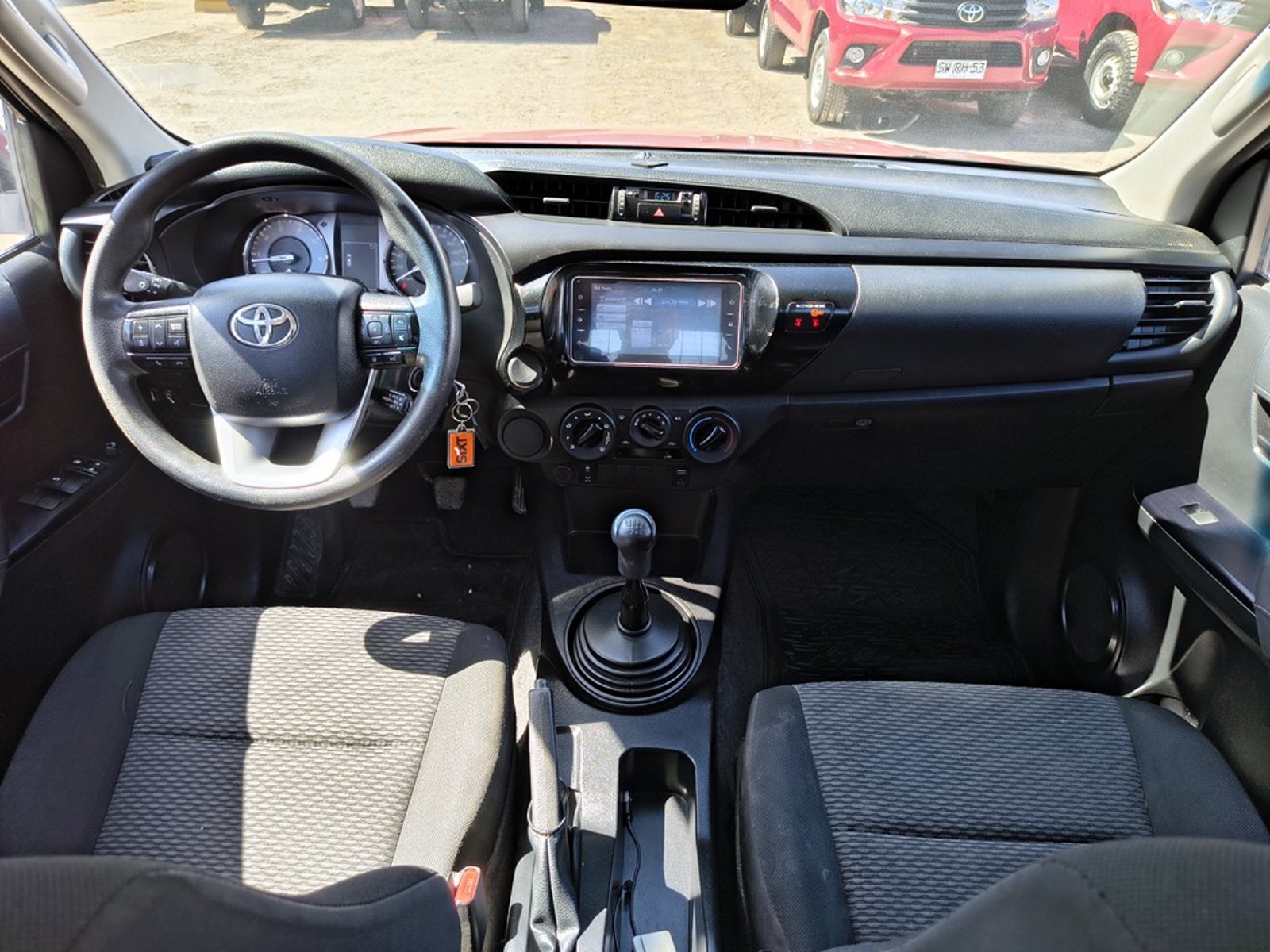 TOYOTA HILUX 2.4 DX 4X2 DIESEL MT 2023 - Imagen 15 de 19