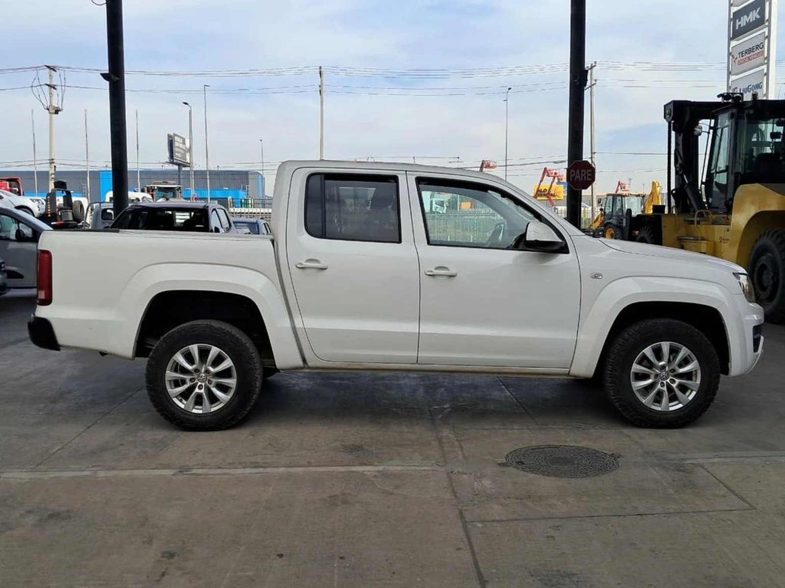 VOLKSWAGEN AMAROK TRENDLINE 2.0 4X4 MT 2023 - Imagen 4 de 19