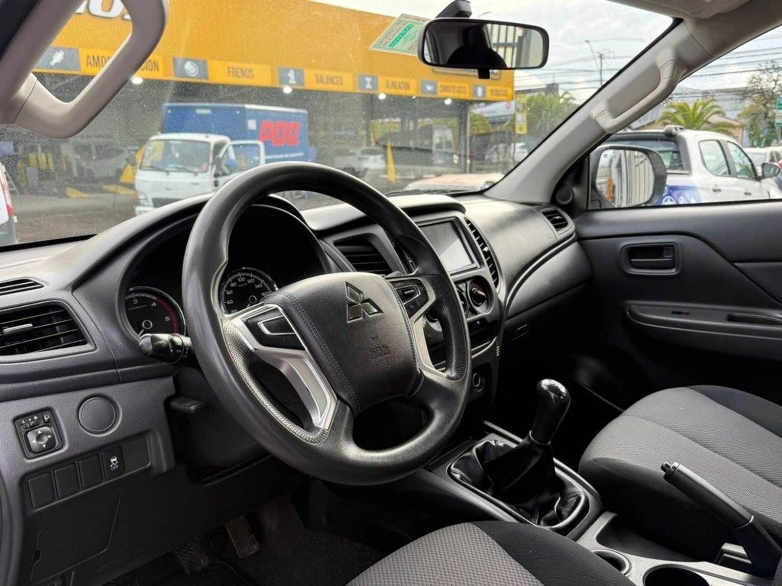 MITSUBISHI L200 2.4 KATANA CR DIESEL 4X2 MT 2023 - Imagen 9 de 14
