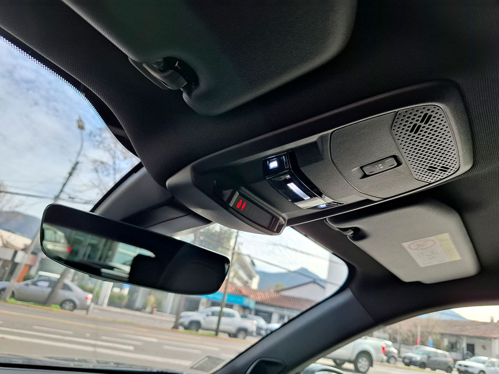 Peugeot E-2008 2008 EV 2023 - Imagen 19 de 20