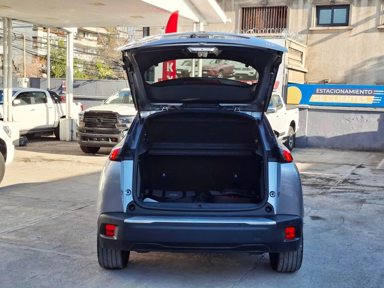 Peugeot 2008 1.2 2023 - Imagen 10 de 20