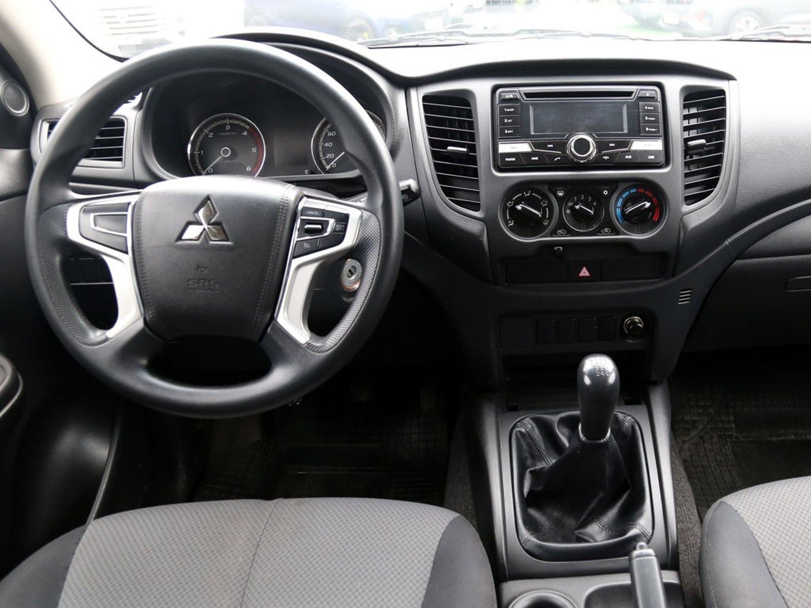 Mitsubishi L200 2.4 TD WORK CR WF MT 4X2 DIESEL 2022 - Imagen 13 de 19