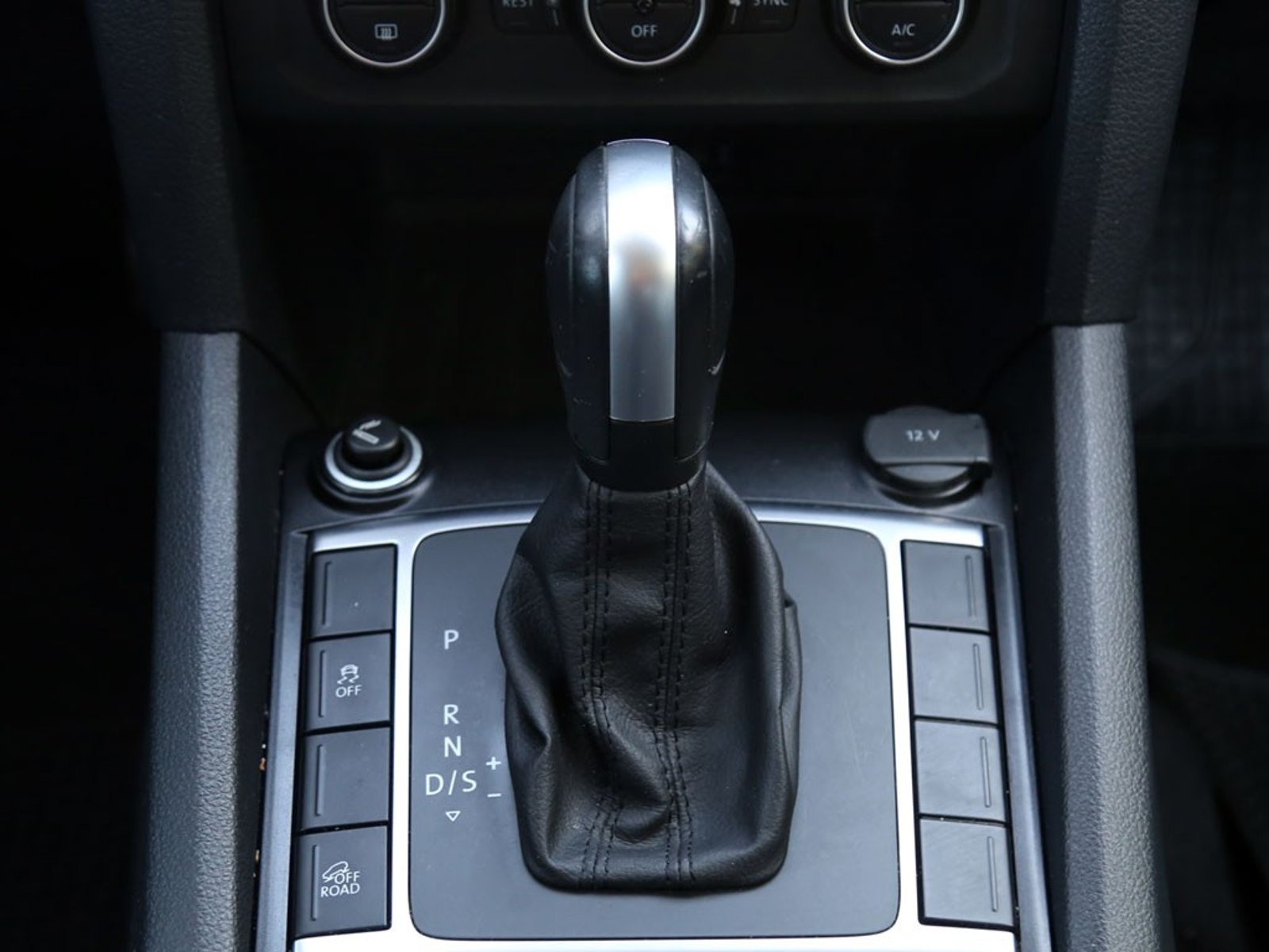 Volkswagen AMAROK 2.0 HIGHLINE DIESEL 4X4 DOB. CAB. AT 4P 2023 - Imagen 15 de 20