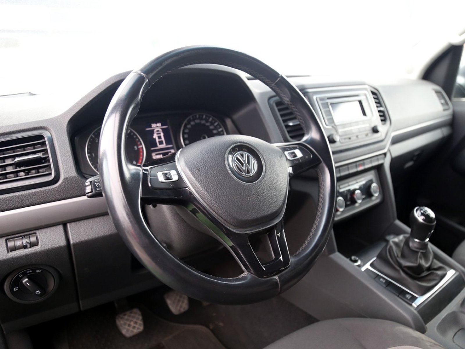 VOLKSWAGEN AMAROK TRENDLINE 4X2 2.0 MT 2023 - Imagen 13 de 20