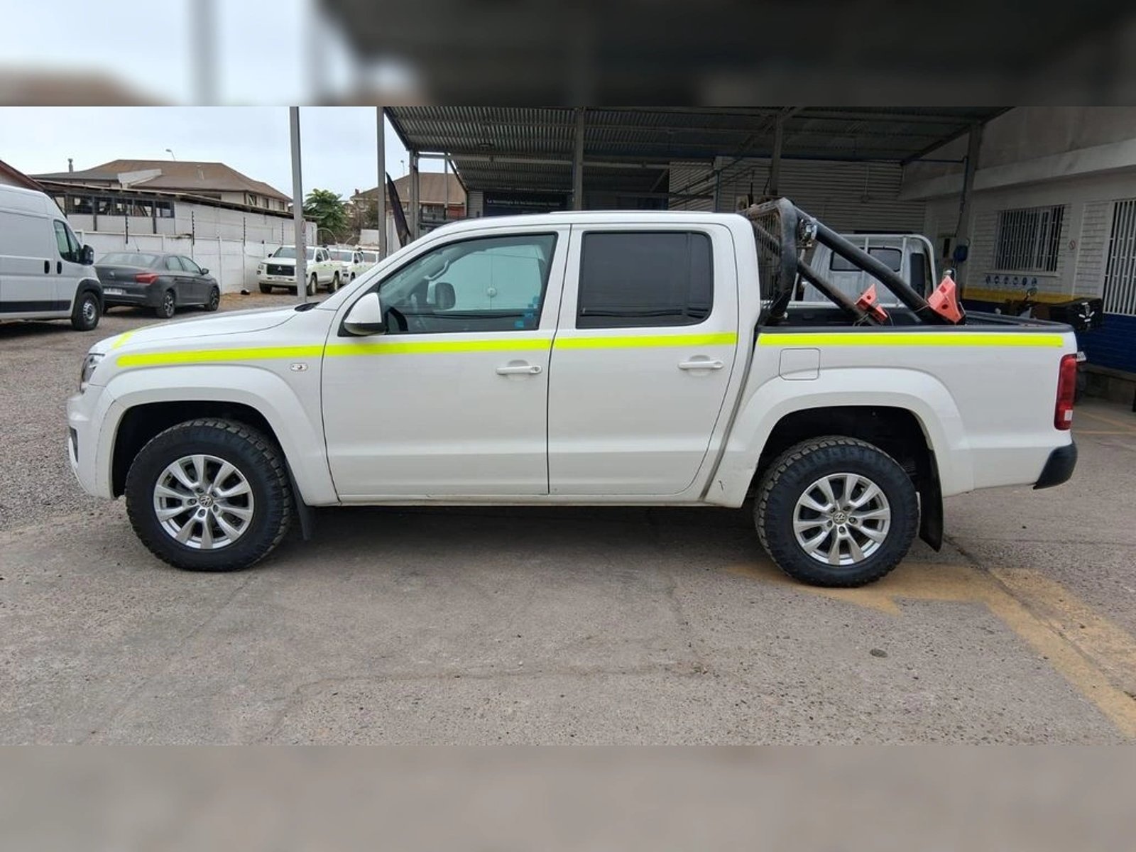 VOLKSWAGEN AMAROK 2.0 TRENDLINE DIESEL 4MOTION 4X4 DOB. CAB. MT 4P 2022 - Imagen 8 de 19