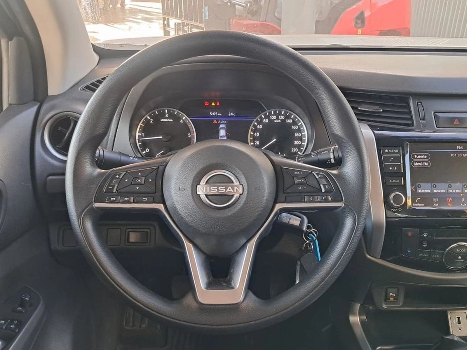 NISSAN NAVARA XE 2.3 4X2 MT DIESEL 2024 - Imagen 17 de 20