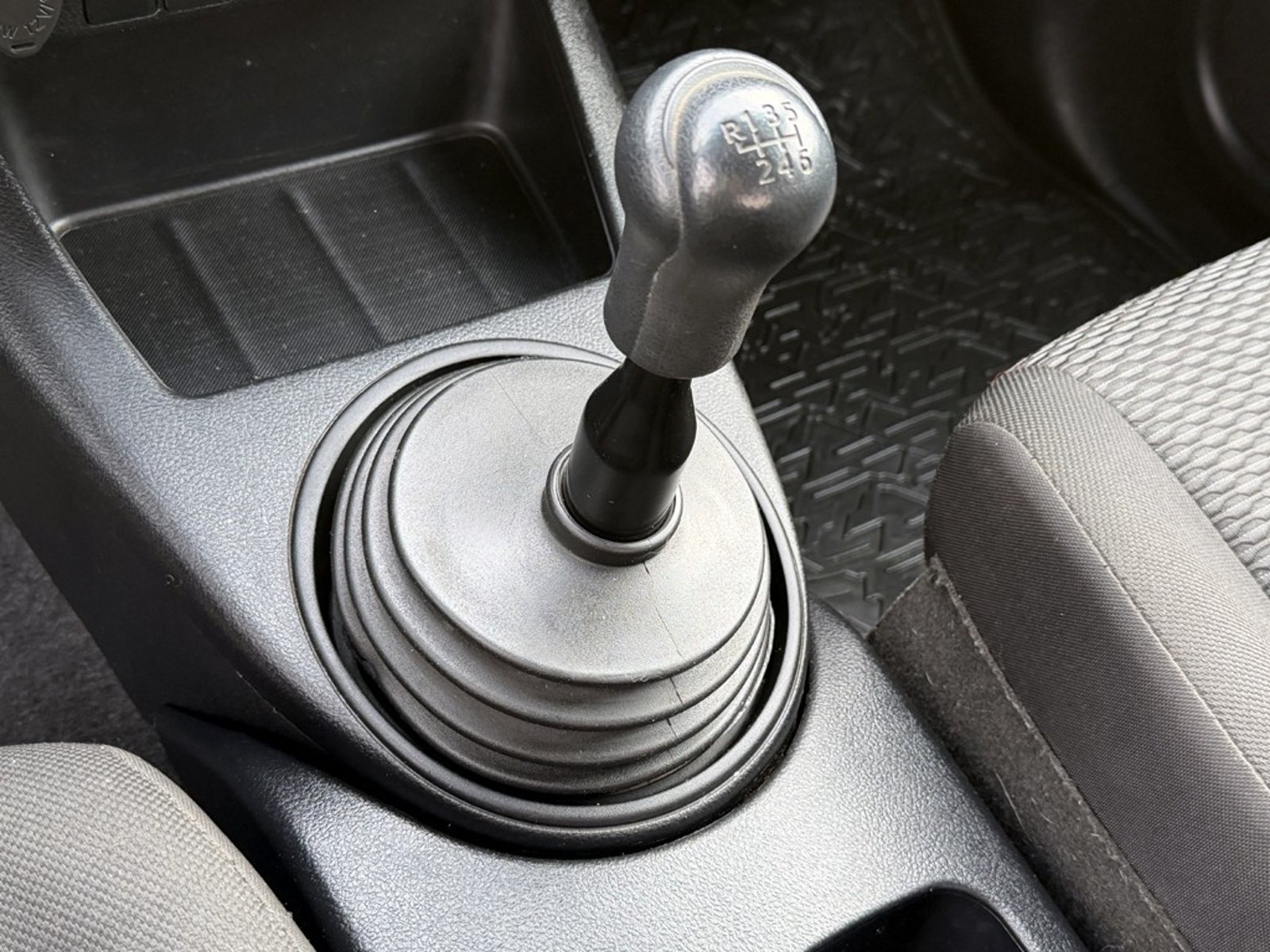 TOYOTA HILUX 2.4 DX 4X4 MT 2022 - Imagen 12 de 20