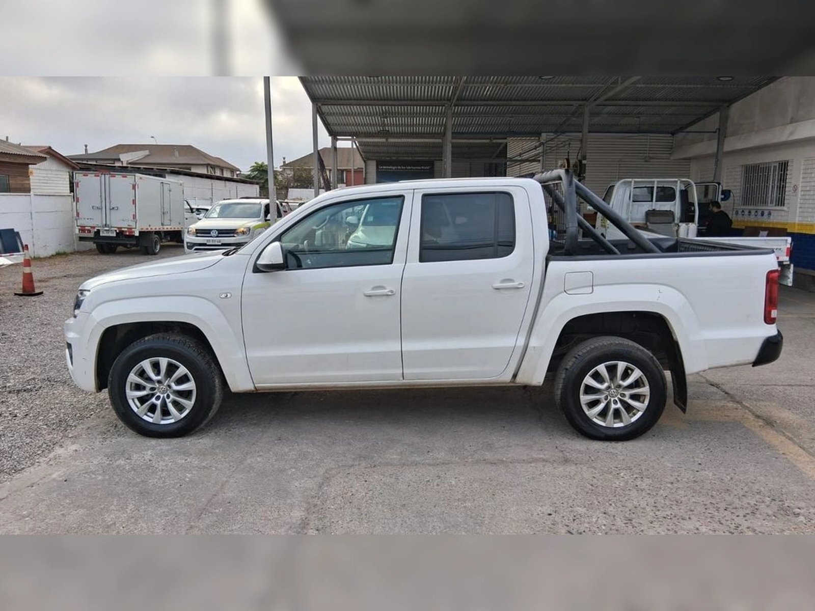 VOLKSWAGEN AMAROK 2.0 TRENDLINE  MT 4X4 DIESEL 2023 - Imagen 8 de 19