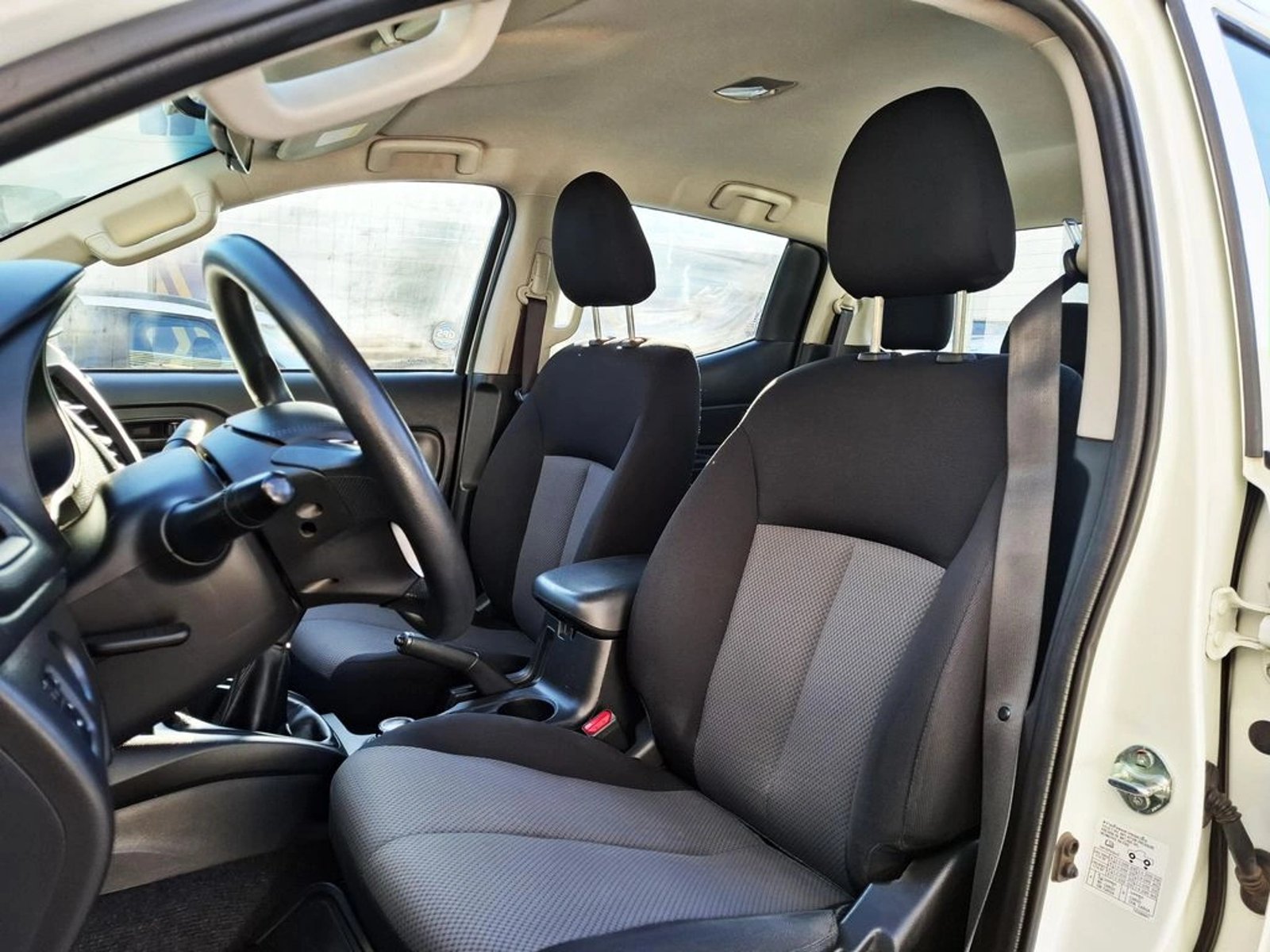 MITSUBISHI L200 2.4 2023 - Imagen 14 de 20