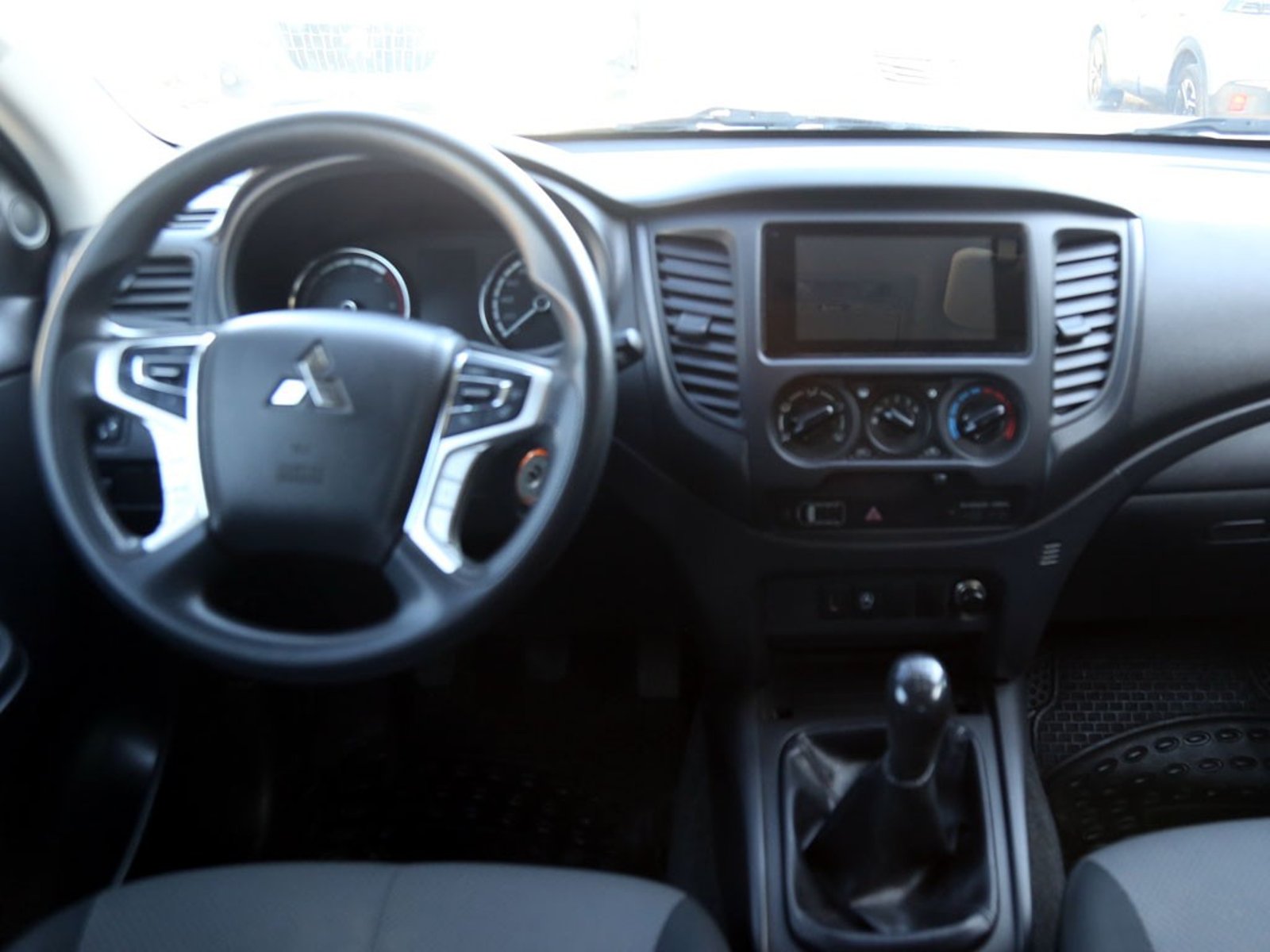 Mitsubishi L200 2.2T KATANA CRT 4X4 MT 2024 - Imagen 11 de 20
